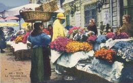 Cp 06 NICE Le Marché Aux Fleurs  ( Habitation Affiche Batiment Grille Rotin Vannerie Porteuse Panier  ) - Markets, Festivals