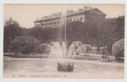 METZ - N° 14 - ESPLANADE ET PALAIS DE JUSTICE AVEC PESONNAGES ASSIS SUR BANC - Metz Campagne