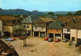 Bretenoux La Place De La Pompe Et Ses Porches Maison Des Consuls Château De Castelnau Voitures - Bretenoux