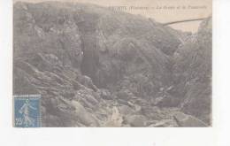 CPA-29-1921-PRIMEL-LA GROTTE ET LA PASSERELLE-ANIMEE-UNE FEMME DEVANT SUR UN ROCHER - Primel