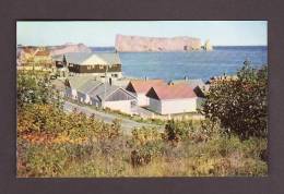 PERCÉ - LA GASPÉSIE - QUÉBEC - LE ROCHER PERCÉ VU DU SUD OUEST AU DESSUS DE LA GRANDE ROUTE À PERCÉ PHOTO H.V. HENDERSON - Percé