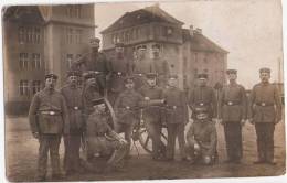 Lüneburg Artillerie Kaserne Soldaten Gruppenporträt N Spithal Schnega Private Fotokarte Ungelaufen - Lüneburg