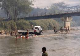 (666) Papua New Guinea - Papaousie Nouvelle Guinée - River Crossing - Papua-Neuguinea