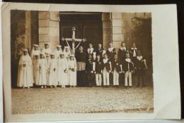 Superbe Photo Groupe Communion Communiant Communiante Année 1916 Curé Enfants Devant Eglise Souvenir Emilie Do Bagneres - Kommunion