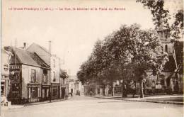 LE GRAND-PRESSIGNY (Indre-et-Loire 37) : La Rue, Le Clocher Et La Place Du Marché. - Le Grand-Pressigny