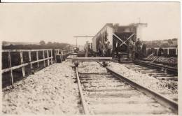 Carte Postale Photo Construction D'un Pont ? Réfection Des Voies De Chemin De Fer ??  - A SITUER A LOCALISER- ?? - Matériel