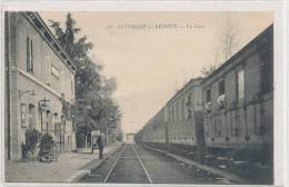 63 )) LEZOUX   La Gare   Passage Du Train   336  Gouttelangeas édit - Lezoux