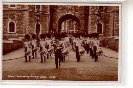 Angleterre - Guards´ Band Leaving Windsor Castle 14649 - CARTE PHOTO Animé Militaires Avec Tambour Devant Le Porche - Windsor Castle