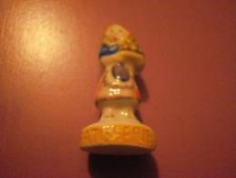 FEVE FEMME PATISSERIE GRAVEE JAUNE BRILLANTE "ANCIENNE" - Characters