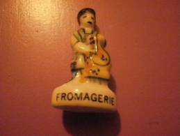 HOMME FROMAGERIE SERIE DES COMMERCANTS DE QUARTIERS ECRIT SUR SOCLE - Personnages