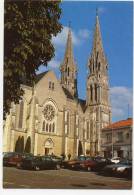 MACHECOUL. - L'Eglise De La Trinité.  Beau Plan De Voitures Années 70.  CPM. - Machecoul