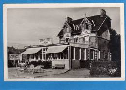 44  THARON -PLAGE   - Le Grand Hôtel. Prés De La Plage La Terrasse Animée   CPA  Année 1950 - Tharon-Plage