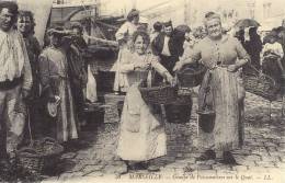 MARSEILLE GROUPE DE POISSONNIERES SUR LE QUAI VIEUX PORT MARCHANDES DE POISSONS METIER BELLE REPRODUCTION - Artigianato