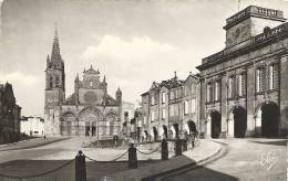 BAZAS - La Cathédrale, La Place Et L'Hôtel De Ville - 1961 - Bazas