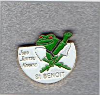 Pin´s  Sport  Judo, Jujitsu, Karaté  à  ST  BENOIT  Avec  Un  Animal  Grenouille - Judo