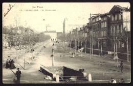 CPA PRECURSEUR- FRANCE- RABASTENS (81)- LA PROMENADE EN 1900- BELLE ANIMATION- FONTAINE ET BROUETTE A LINGE DEVANT - Rabastens