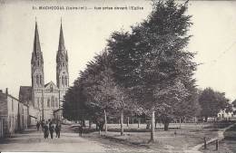 PAYS DE LA LOIRE - 44 - LOIRE ATLANTIQUE - MACHECOUL - Vue Prise Devant L'Eglise - Machecoul