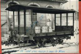 "PHOTOS"  Devant La Laiterie  De SAVIGNY TRAMWAY WAGON DU TRAIN CESAR ROUX  En 1963,  TRANSPORTS , MARS 2013 - 1793 - Savigny