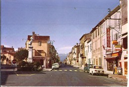 Lot De 2 CP Bleneau  La Place Chataignier Et L'eglise, La Place Chaignier - Bleneau