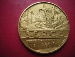 BELLE  MEDAILLE BRONZE DOREE SIGNEE R BENARD   S E R C E  SYNDICAT DES ENTREPRENEURS DE RESEAUX DE CENTRALES ET D´EQUIPE - Professionals/Firms