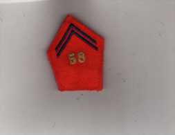 58e Sur Fond Rouge Doré Avec Grade 2 Bleu Marine Avec 3 Crochets Au Dos - Stoffabzeichen