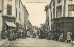 Les  Herbiers (85) Rues Neuves , Café - Les Herbiers