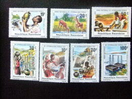 RWANDA  - REPUBLIQUE RWANDAISE  1981  - ANNÉE NATIONAL DE L'HYDRAULIQUE RURALE  Yvert & Tellier Nº  1032 / 1038 ** MNH - Ongebruikt