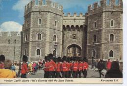 (UK103) WINDSOR CASTLE : HENRY VIII´S GATEWAY WITH THE SCOTS GUARDS - Windsor Castle