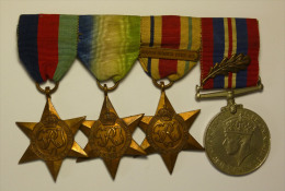 Grande-Bretagne Great Britain Lot Of 4 Medals + Miniatures : ATLANTIC STAR / AFRICA STAR / 1939 - 1945 STAR /  WAR MEDAL - Grossbritannien