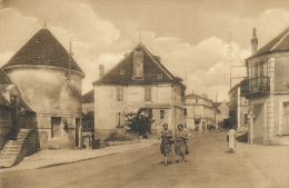 Courson Les Carrieres Haut De La Place Principale Coll. Chocat Cliché Pronho - Courson-les-Carrières