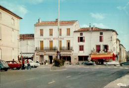 CPM   REMOULINS    Place  Des Grands Jours  Avec Ses Commerces - Remoulins