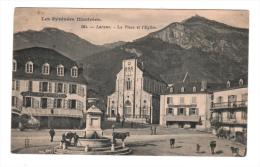 Laruns - La Place Et L'Eglise - Fontaine, Cheval Ou âne Buvant, Animaux (vache) - Laruns