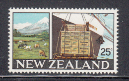 New Zealand MNH Scott #420 25c Dairy Farm, Dairy Products On Cargo Hoist - New Zealand Industries - Nuevos
