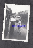 Photo Ancienne - Photographe Installant Son Appareil Photo Avant La Prise De Vue - 1957 - RARE - Macchine Fotografiche