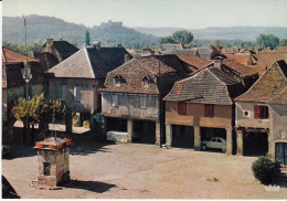 Place Des Couverts A L'arrière Plan Château De Castelnau - Bretenoux