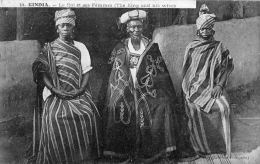 Afrique  Guinée    Kindia  Le Roi Et Ses Femmes    ( Voir Scan.) - Guinea
