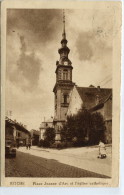 CPA 57  BITCHE PLACE JEANNE D ARC ET L EGLISE CATHOLIQUE 1933 - Bitche