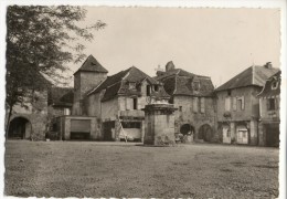 BRETENOUX. - La Place Et Les Porches.  CPM Dentelée - Bretenoux