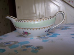 SAUCIER Ou SAUCIERE Ancien  Bec Et Anse PORCELAINE Signé PL FRANCE Sur Drapeau Tricolore Fleurs Dorure - Limoges (FRA)