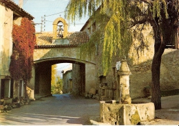 TOURTOUR 83 - La Fontaine Et Le Porche De L´Eglise St-Denis - W-5 - Salernes