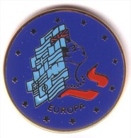 AB329 Pin's Doré Drapeau Signés Arthus Bertrand Europe Angleterre England Flag Achat Immédiat Immédiat - Arthus Bertrand