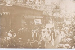 CARTE PHOTO : SAINT-CHAMOND FETE CAVALCADE CHORALE DE TUNIS " HONNEUR AUX SOCIETES " DEVANTURE AU BON MARCHE 42 - Saint Chamond