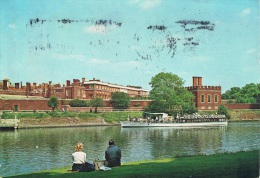 HAMPTON COURT PALACE, Middlesex, View Across River Thames - 2 Personnages Assis En 1er Plan - Circulée En 1970, 2 Scans - Middlesex