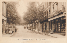 VIC  FEZENSAC  - Rue De La République - Vic-Fezensac