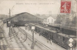 ETAMPES INTERIEUR DE LA GARE ARRIVEE DU TRAIN DE PARIS LOCOMOTIVE 91 - Etampes