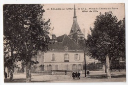 Selles-sur-Cher, Place Du Champ De Foire, Hôl De Ville, Animée, éd. Mauclair N° 110, Un Pli Vertical - Selles Sur Cher