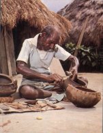 (885) Papua New Guinea - Men And Pottery - Papua Nueva Guinea