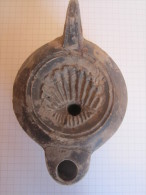 Lampe à Huile - Période Romaine - Figurant Une Coquille De Pecten - Arqueología