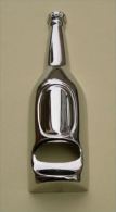 DECAPSULEUR OUVRE BOUTEILLE - DEVISSE BOUTEILLE - METAL ARGENTE - FORME BOUTEILLE - 14 Cm LONG. -2 SCANS - Bottle Openers