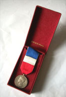 WW2 FRANCE MEDAILLE DU TRAVAIL ARGENT MAT - France